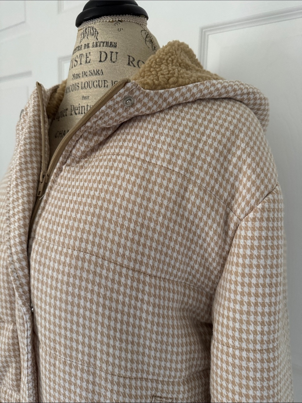 Ashley By 26 International Beige and White Houndstooth Hooded Puffer. Size Large